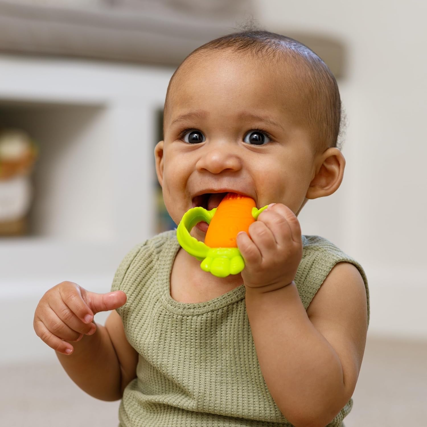 Infantino Lil' Nibbles, tekstureret silikonebider, BPA-fri babybitring, blødt, let at holde, sansestimulering til spædbørn, gulerod