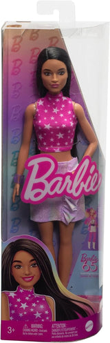 Barbie Fashionista dukke nr. 215 med glat sort hår pink stjernemønster top og iriserende nederdel 65-års fødselsdag samlerobjekt modedukke HRH13 Naty Shop Dolls