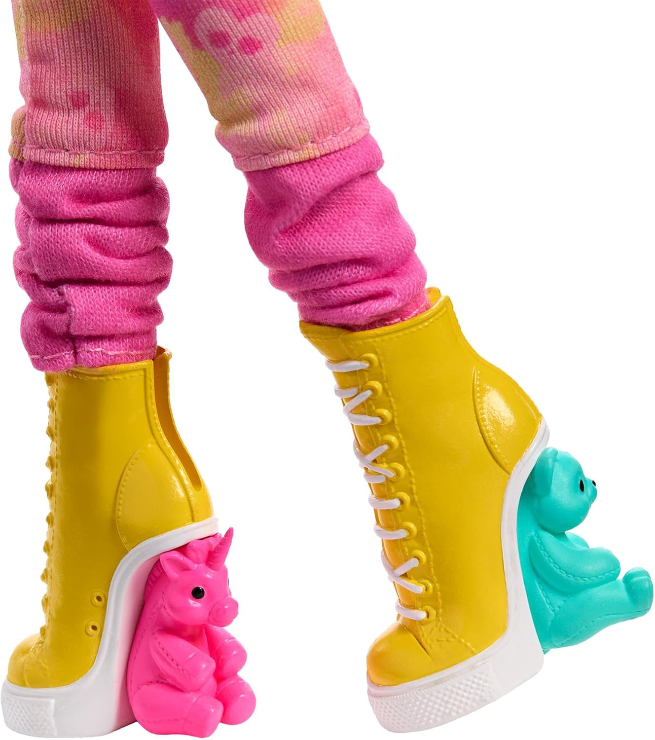 Monster High onsdagsdukke og tilbehør Pink Enid Sinclair samlerfigur med baret og rygsæk dukkestativ HXJ05