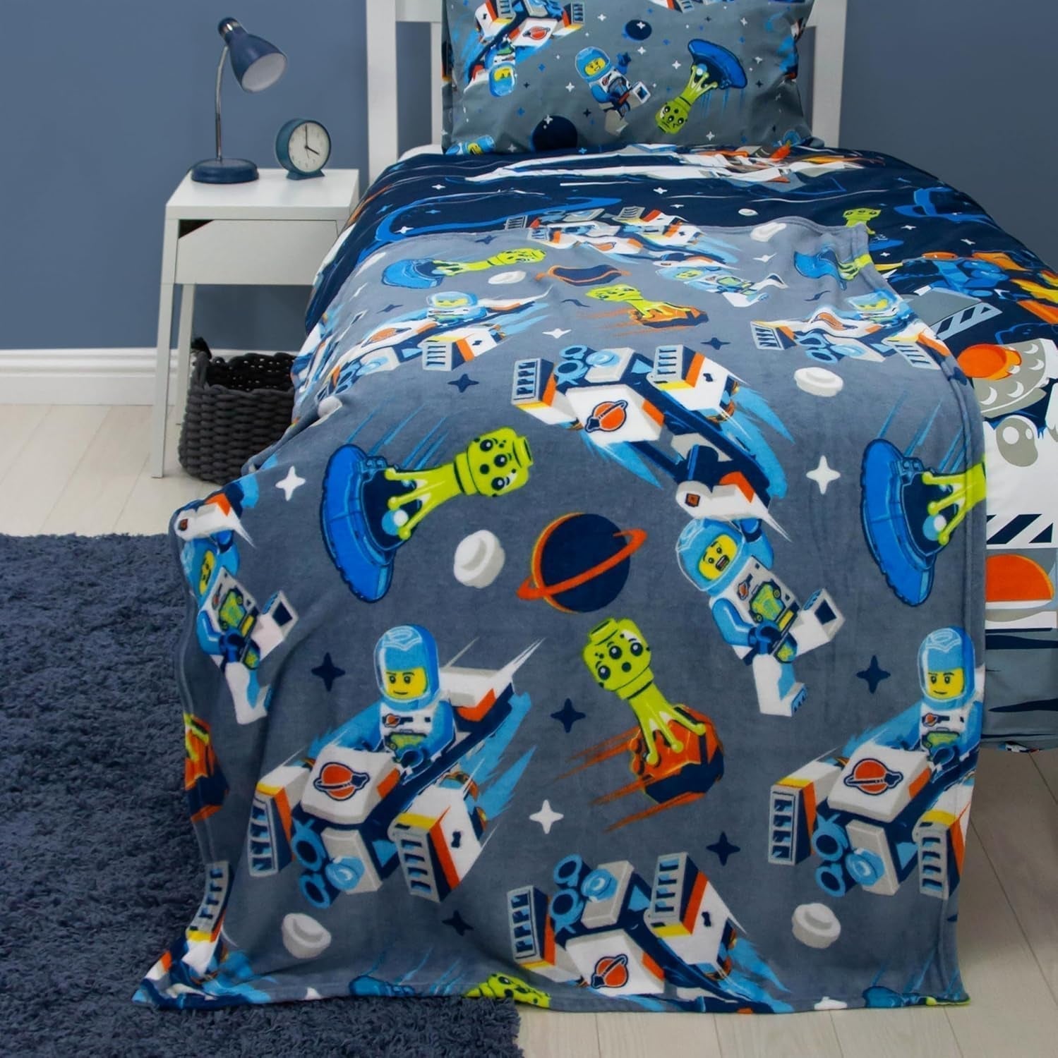 Character World Official Lego® City Fleece-tæppe, Superblødt, Varmt Blåt Throw, Cityspace Design, Perfekt til soveværelser, camping og sove, 100 X 150 Cm senge og tæpper Besuche den Character World-Store
