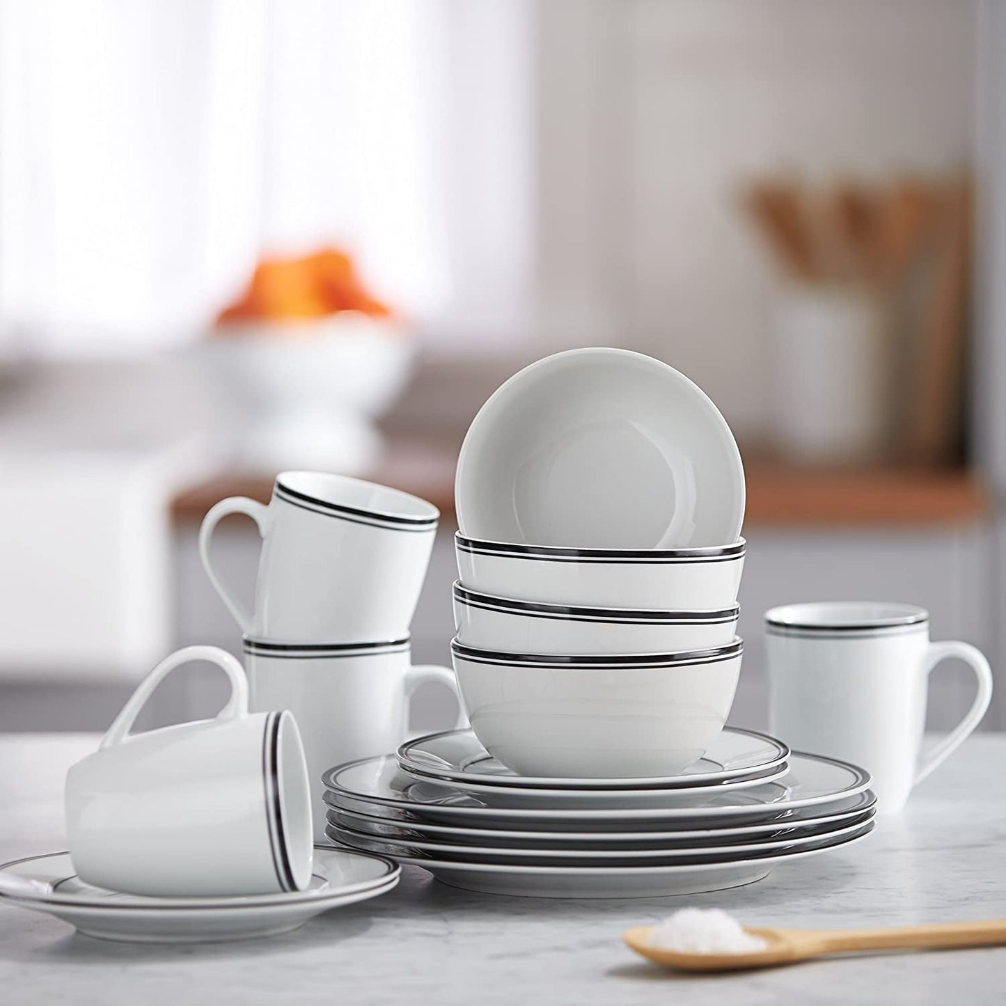 Amazon Basics Coffee Black Rim 16-delt porcelænssæt til 4
