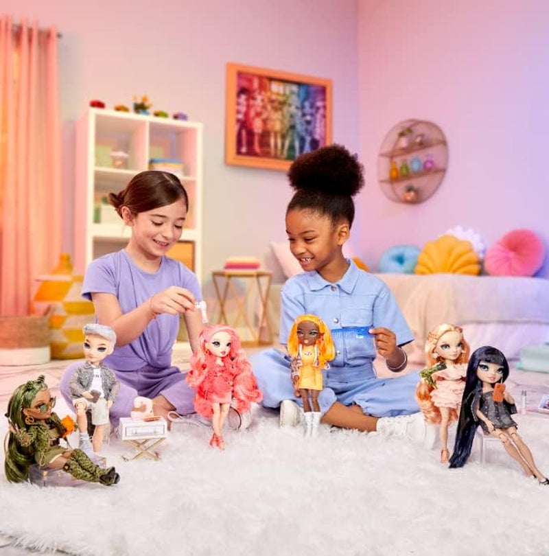 Rainbow High Fashion Doll - Aidan Russell - Lilla drengedukke - Moderigtigt outfit og 10+ farverige legetilbehør - Til samlere og børn i alderen 4-12