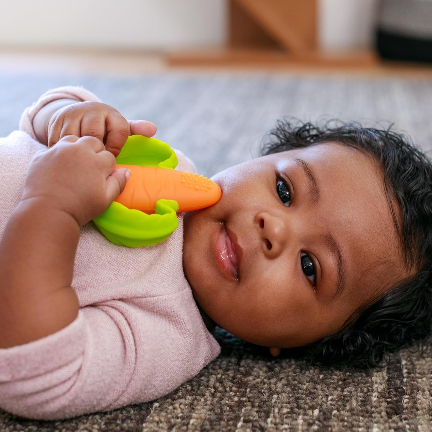 Infantino Lil' Nibbles, tekstureret silikonebider, BPA-fri babybitring, blødt, let at holde, sansestimulering til spædbørn, gulerod