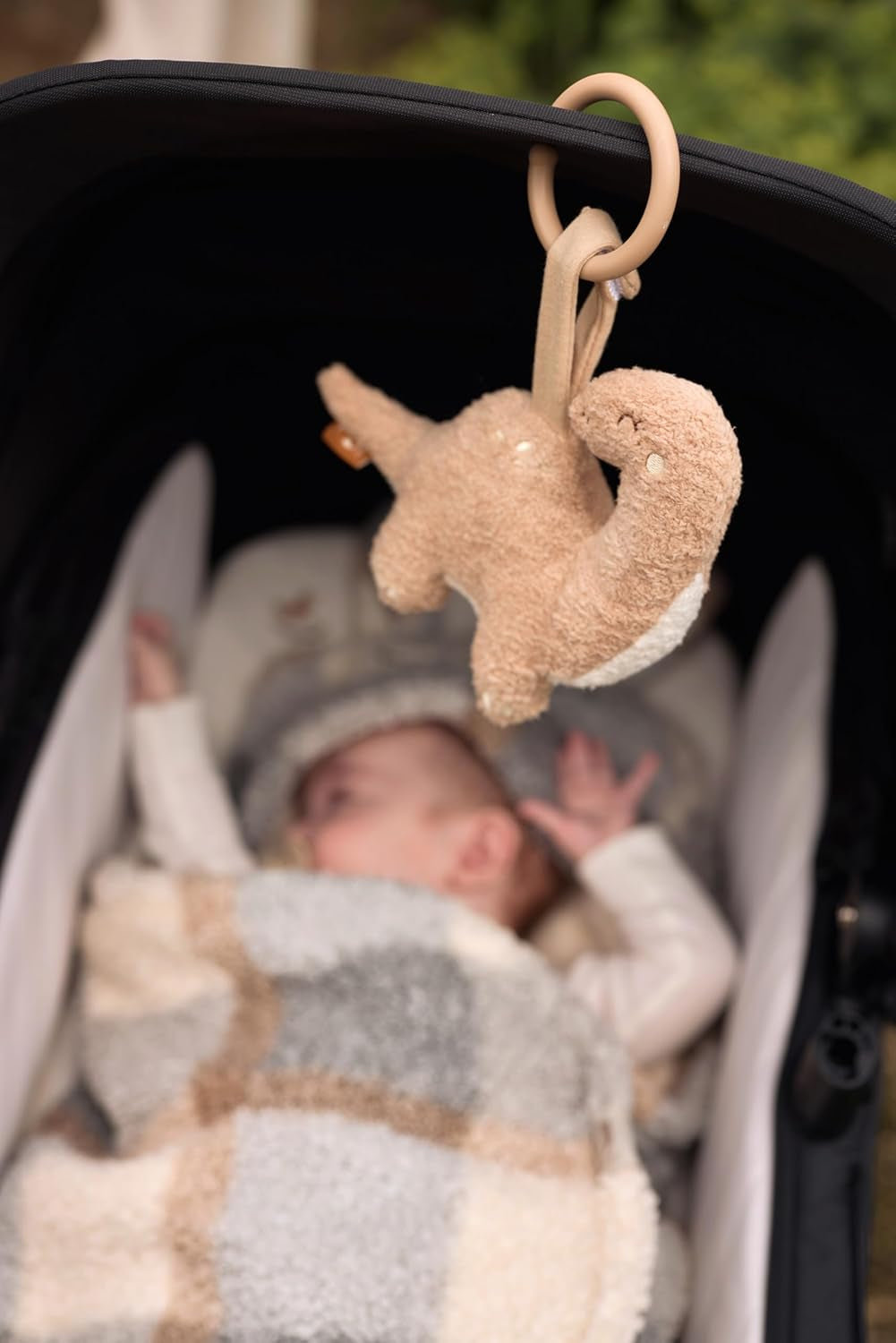 Jollein babylegetog Roarsome - Til ophængning - Barnelegetøj - Legetøj til babyautostole - Tilbehør til barnevogne - Dinoer og blade Bebe Toys Naty Shop
