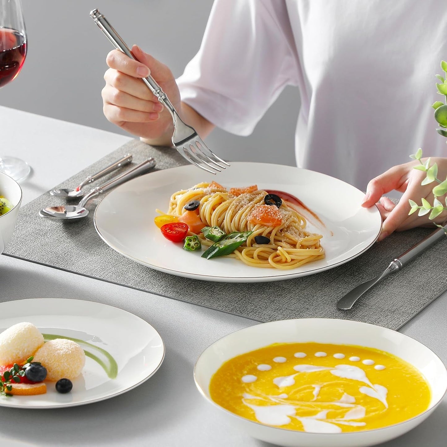 MALACASA 4-personers porcelænssæt Bone China 16-delt porcelænssæt rund hvid med guldkant Kombinationssæt med 4 middagstallerkener 4 desserttallerkener 4 Suma-tallerkener og 4 kornskåle NORI-serien