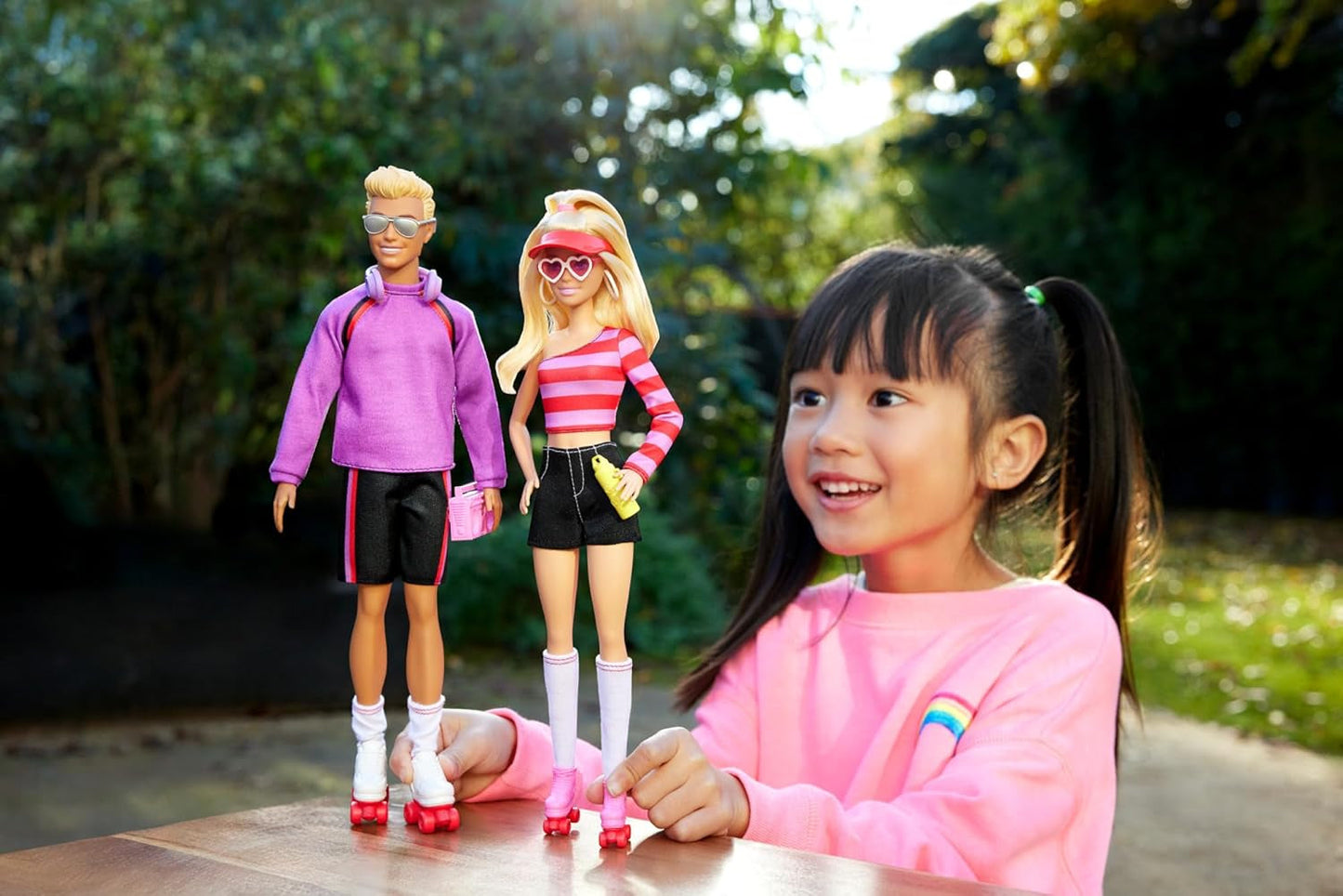 Barbie Fashionista sæt med 2 modedukker og 6 tilbehør, Barbie og Ken modedukker på ruller, 65 års jubilæums samlerfigurer, HXK90 Naty Shop Dukker