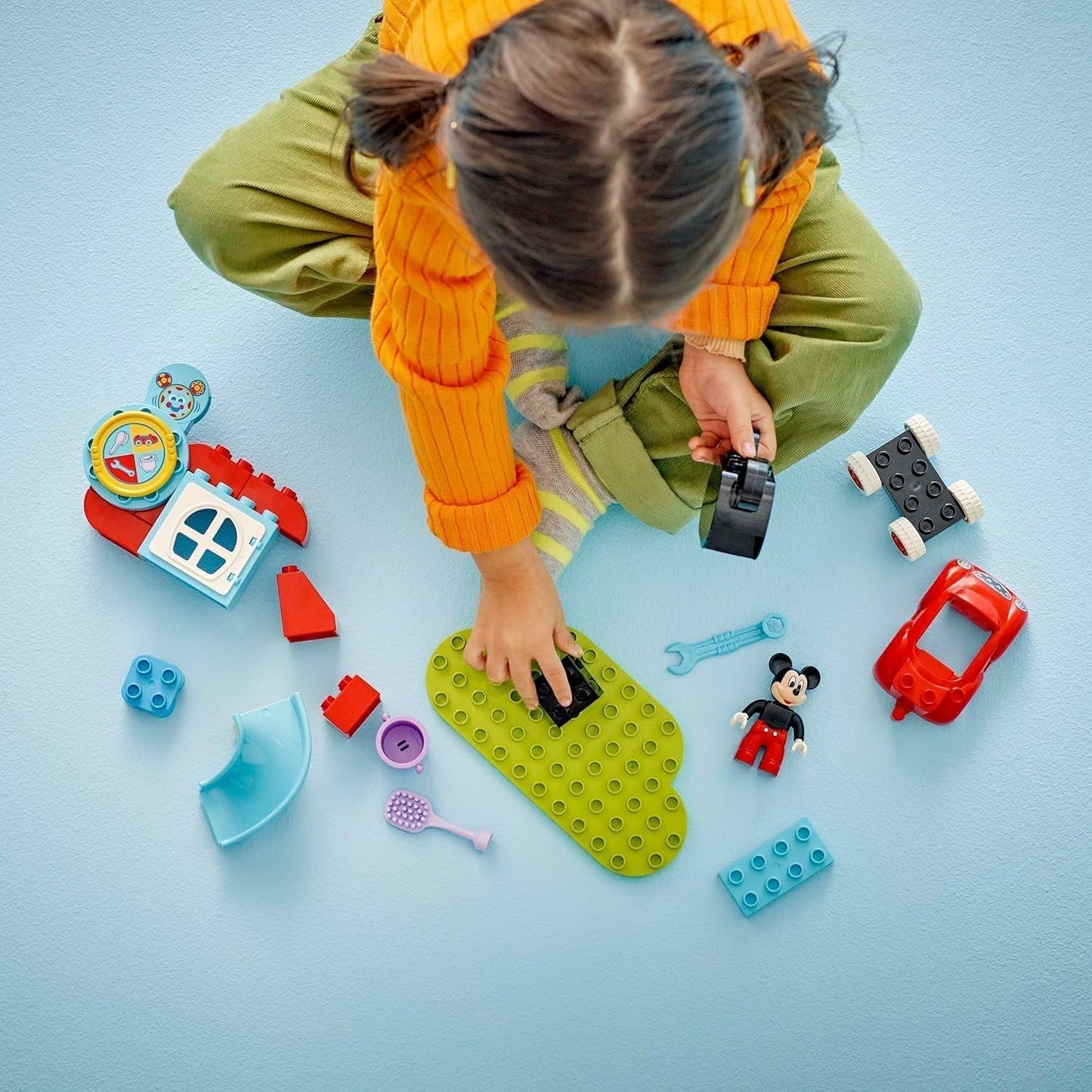 LEGO DUPLO - Disney Mickey's klubhus og bil - pædagogisk legetøj til førskolebørn - byggesæt med 2 minifigurer, inklusive Mickey Mouse og Computer Toodles - gaveide til drenge og piger fra 2 år 10454 Byggesæt Beuche den LEGO-Store