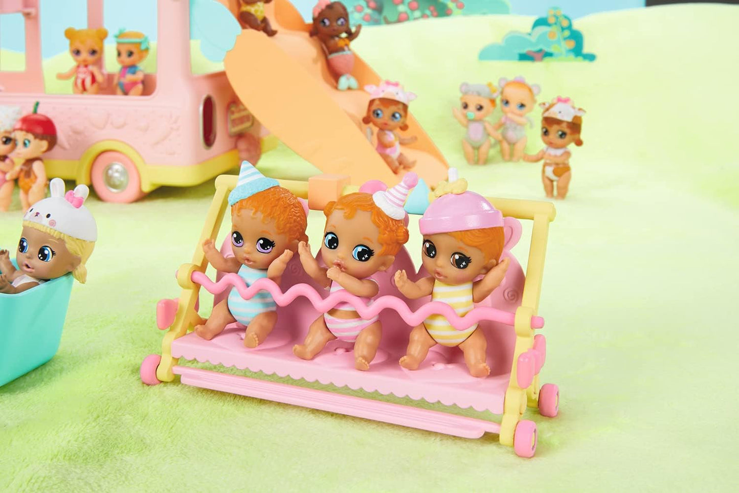 BABY født 904763 Baby Surprise Bus - pink mini dukke legetøjsbus med 2 eksklusive dukker, tredobbelt klapvogn, gynge, karrusel, rutsjebane og tredobbelt gynge.