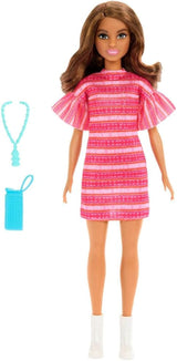 Barbie og Teresa Rezept for Freundschaft Teresa-Modepuppe med unverkennbarem Outfit til An- og Ausziehen, med tilbehør inklusive en halskæde, JCT02