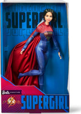 Barbie Supergirl Puppe, Sammlerpuppe fra dem Flash Movie Wearing Red and Blue Anzug mit Umhang, Puppenständer enthalten