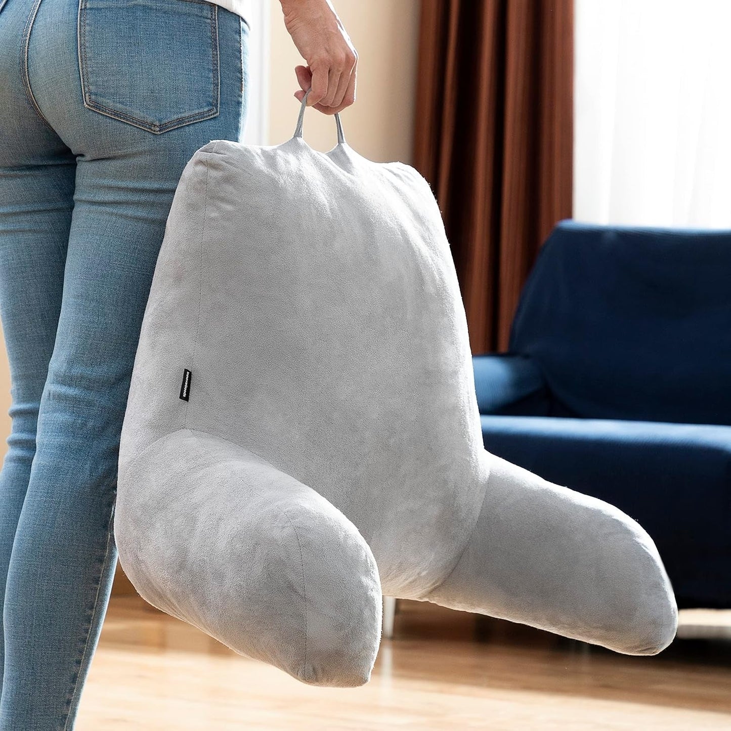 InnovaGoods Huglow læsepude med armlæn til sofa, seng og tæppe, læsepude med lændestøtte og bærehåndtag, ergonomisk, forebygger ubehag og smerter, grå