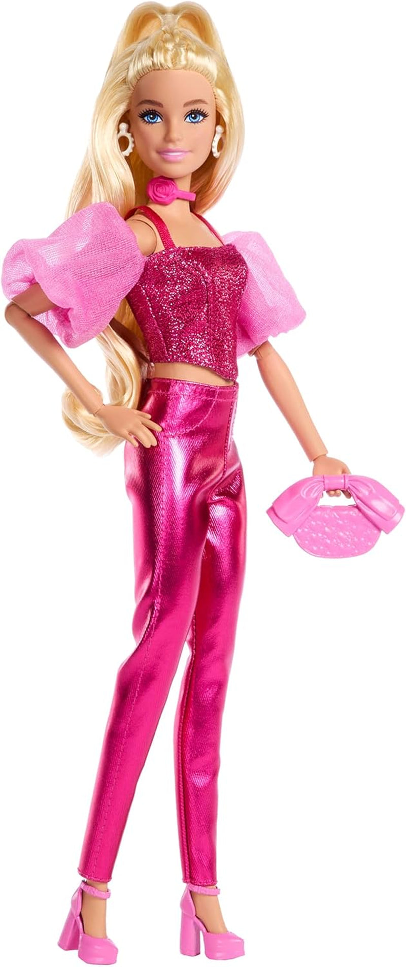 Barbie Deluxe Style #5 dukke i et metallisk pink blondt outfit med en glitrende overdel og glitrende bukser, med tilbehør inklusive en pink halskæde og en håndtaske, JFP40