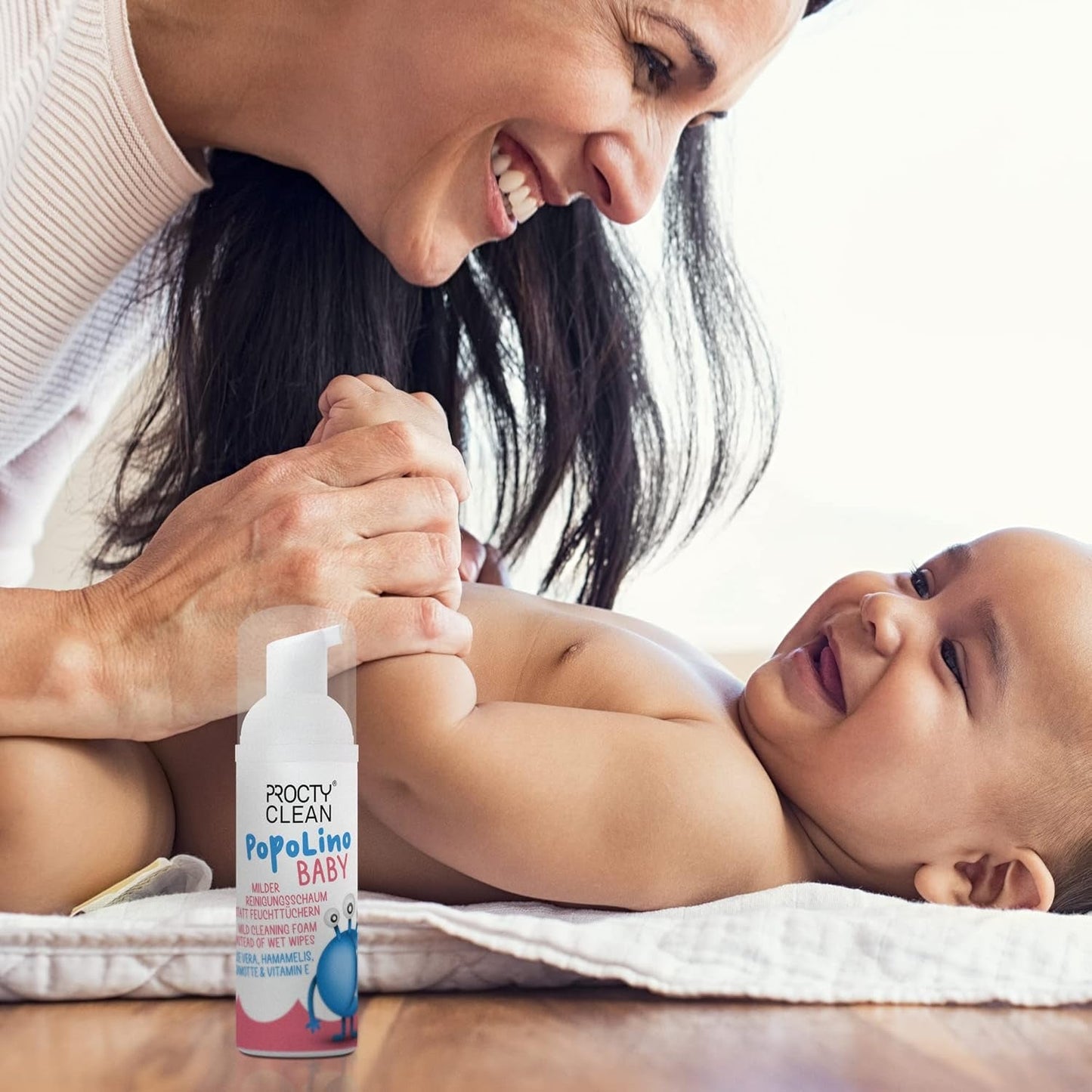 PopoLino Baby blød bundskum i stedet for våde babyservietter. Vegansk og naturligt kosmetisk renseskum! Bundskum med aloe vera, troldnød, bergamot og E-vitamin. Gør bunde og miljø glade.
