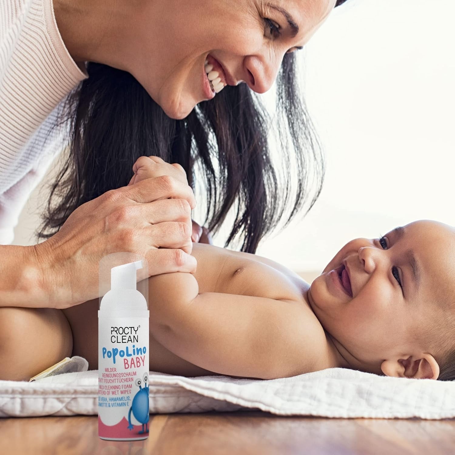 PopoLino Baby blød bundskum i stedet for våde babyservietter. Vegansk og naturligt kosmetisk renseskum! Bundskum med aloe vera, troldnød, bergamot og E-vitamin. Gør bunde og miljø glade.