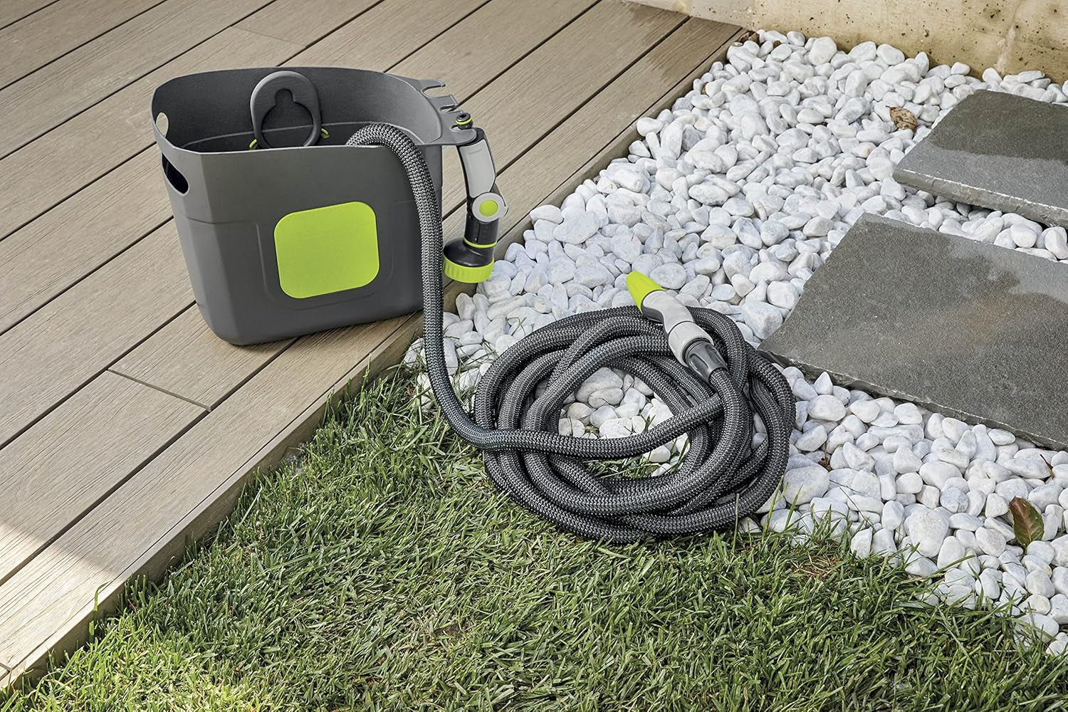 GF SRL, Aquapop Grey Pro 15, selvforlængende flettet slange Fremstillet i Italien, med stiv plastbeholder, ergonomisk mini havesprøjte, havevandingsforbindelser, mørkegrå