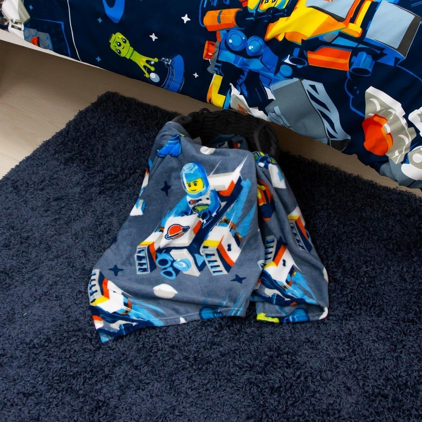Character World Official Lego® City Fleece-tæppe, Superblødt, Varmt Blåt Throw, Cityspace Design, Perfekt til soveværelser, camping og sove, 100 X 150 Cm senge og tæpper Besuche den Character World-Store