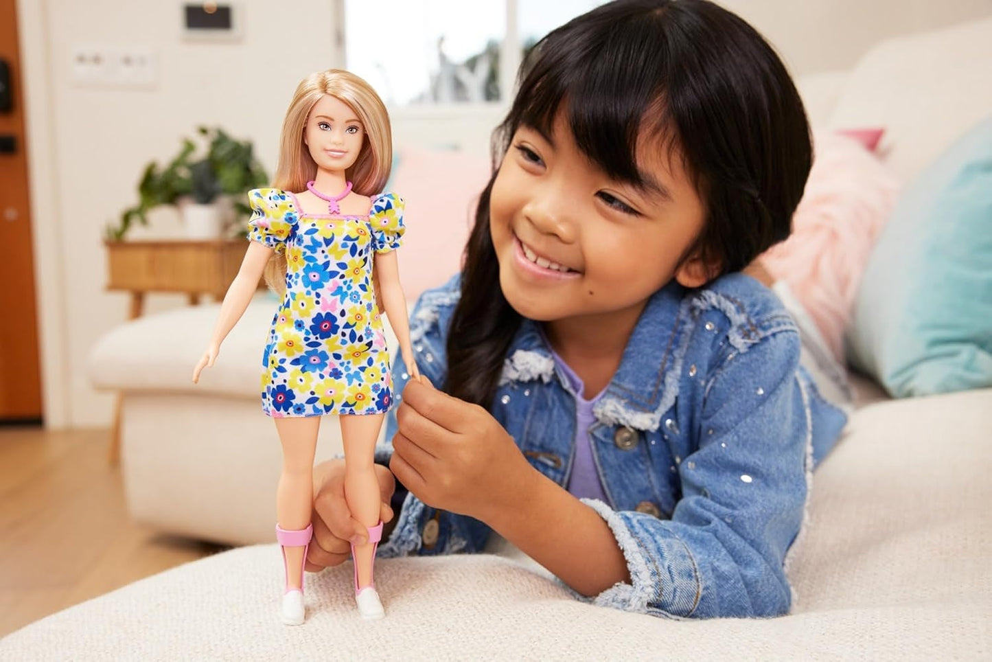 Barbie Fashionistas Doll, udviklet med National Down Syndrome Society, med blond hår og et moderne outfit i en blomstret kjole og hvide sneakers, til alderen 3 og opefter, HJT05