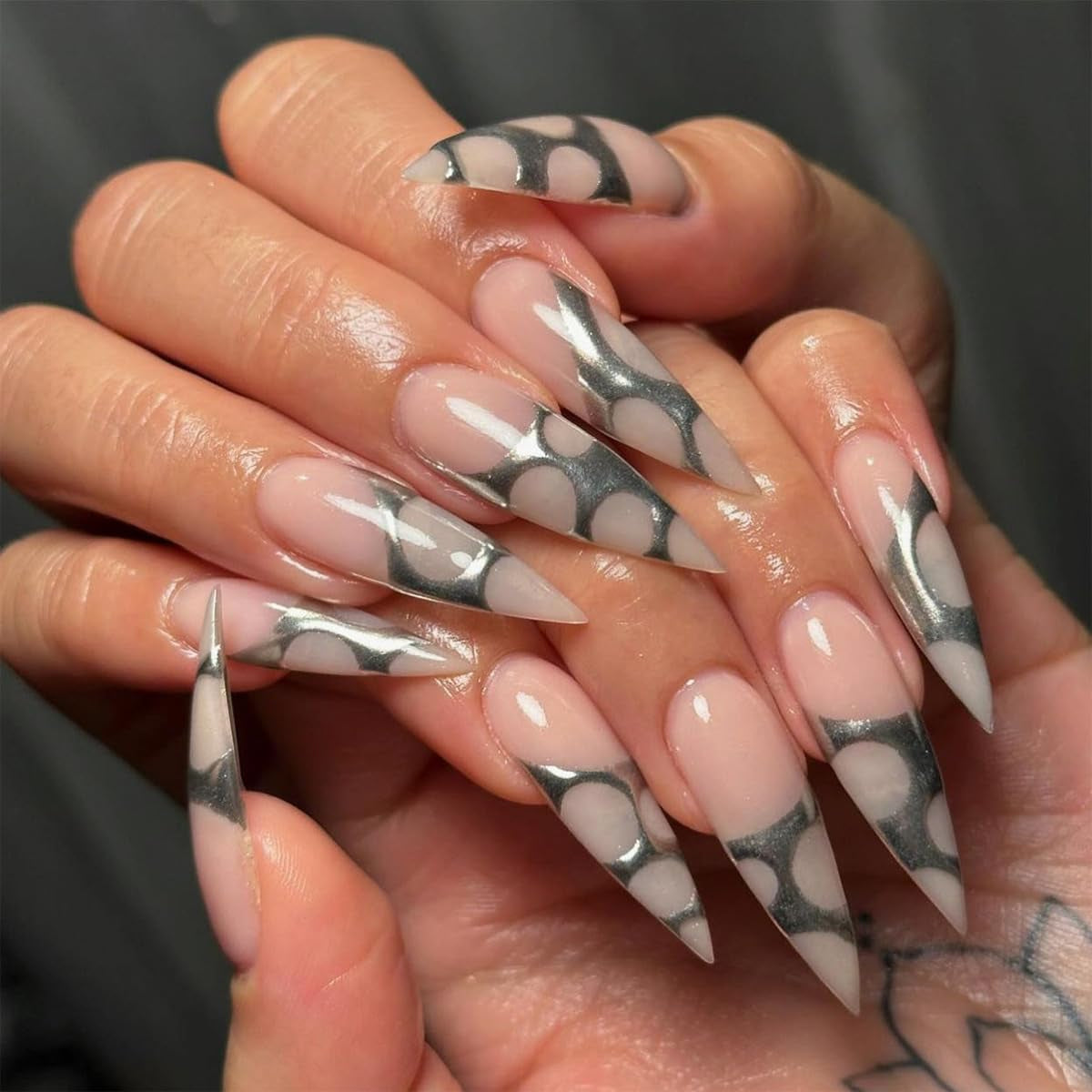 Moonglow Lange Negle Stiletto Mælkehvid Pink Gradient Glitter Cool falske negle med lim Pink Ombre Glitter Kunstige negle