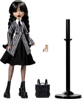 Monster High Wednesday Puppe und Accessoires, Wednesday Addams Sammelfigur in Nevermore Academy Uniform mit Eiskaltem Händchen und Rygsæk, Puppenständer, HXJ04