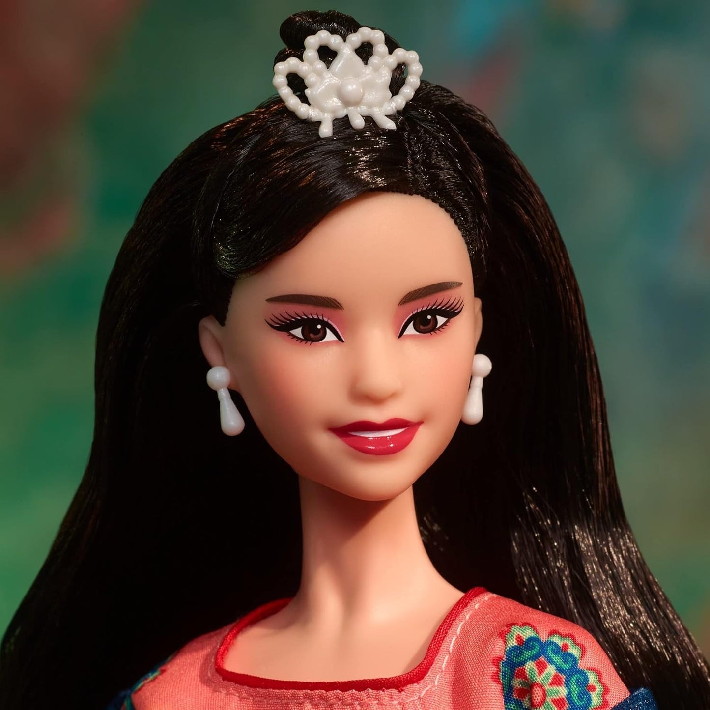 BARBIE Lunar New Year Puppe - Sammelfigur mit traditionaler Hanfu-Robe und chinesischen Drucken, inspireret af Dunhuang-Höhlenmalereien, herunder Puppenständer und Echtheitszertifikat, HJX35