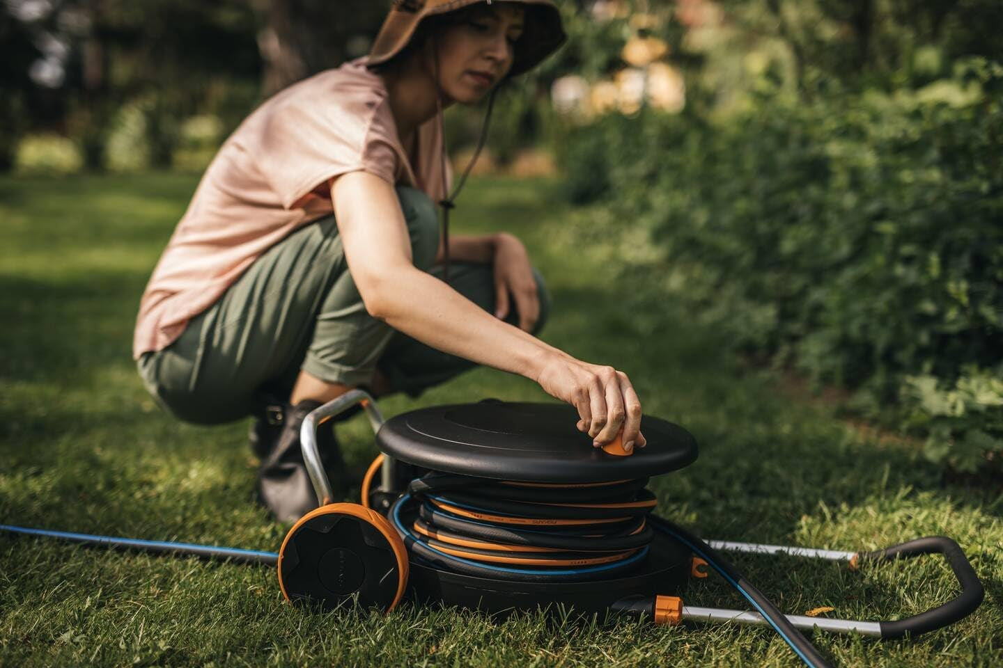 Fiskars Comfort L vandhjul med hjul, alt inklusiv vandingssæt, total rækkevidde på 31,5 m, automatisk optræk, universal haveslange (Ø 13 mm), universal hanetilslutning, 1071670