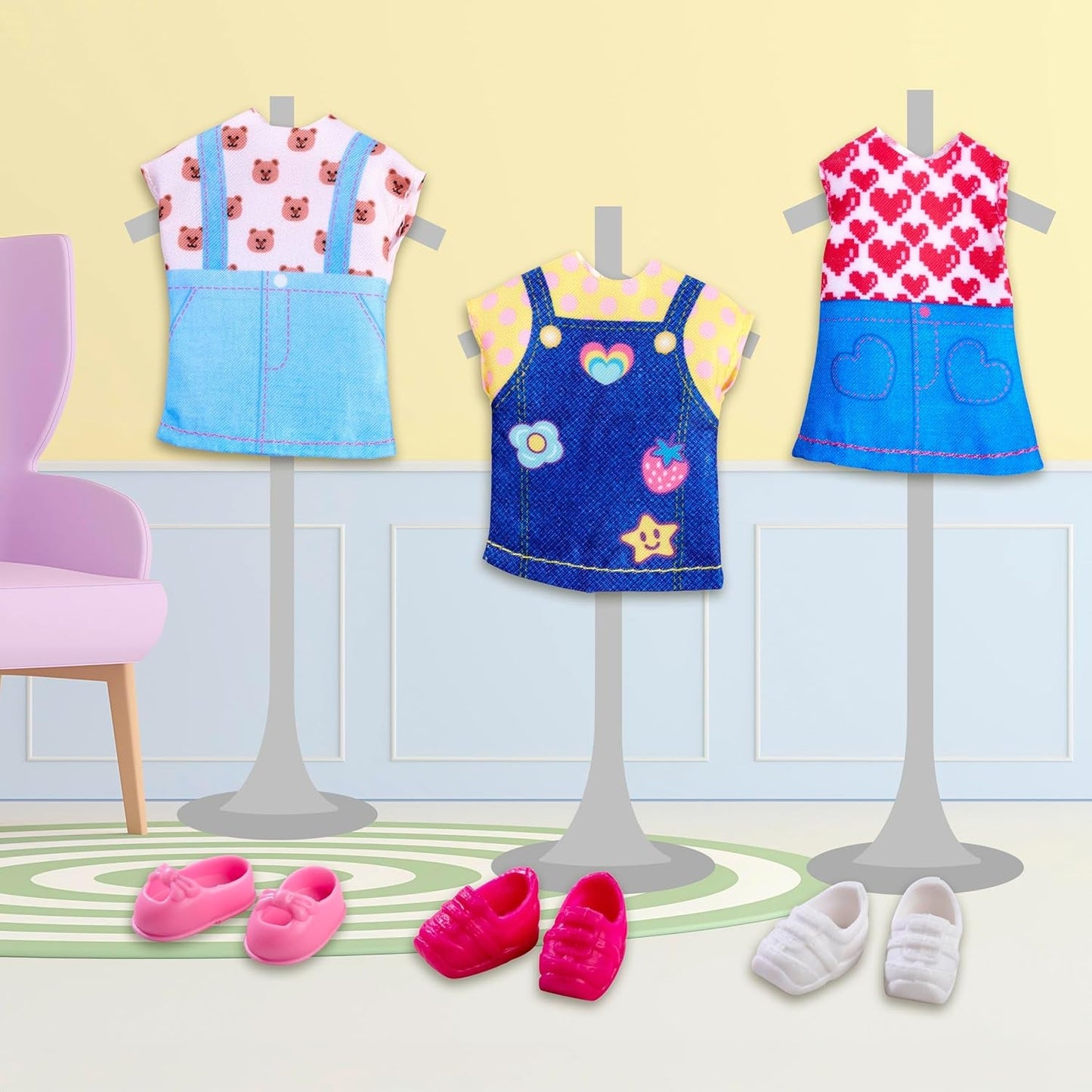 Simba Evi Love Fashion Doll iført en sød denimkjole, inklusive to andre outfits med yndige prints og sneakers, 12 cm, 3+