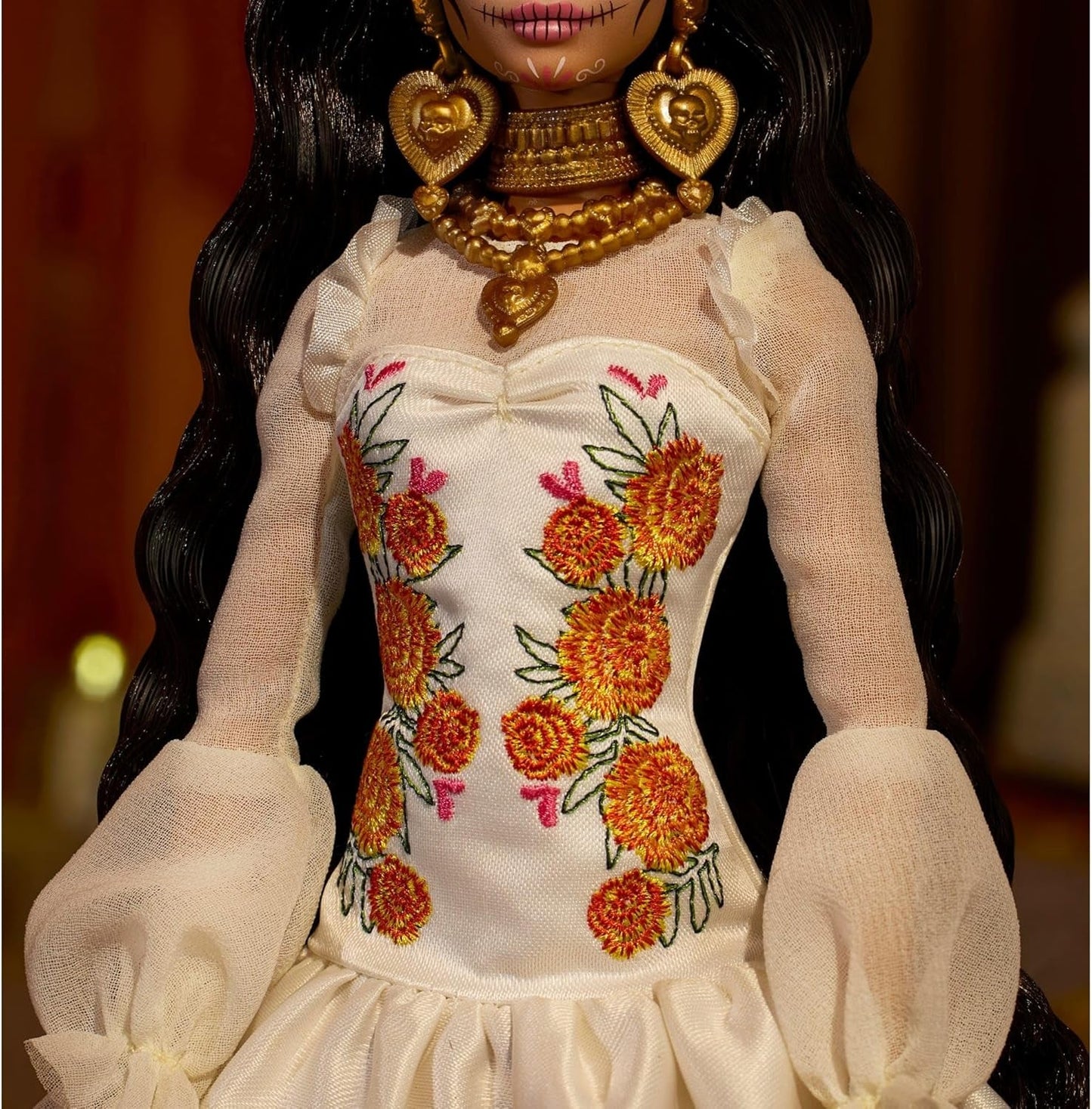 Barbie Signature Day of the Dead 2025 dukke-samlerfigur i cremefarvet kjole med flæser, morgenfruer og sløjfer, blomsterkrone i hår og Calavera-ansigtsmaling, JBJ05