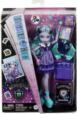 Monster High Fearbook Twyla dukke- og filmklubstilbehørssæt, collegejakke, eksamensalbum, brætspil og småkager, HXW31