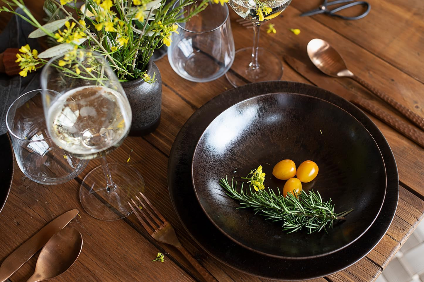 MÄSER Bronze Metallic 12-delt bordservice til 4 med elegant og blank glasur middagstallerkensæt med middagstallerken, middagstallerken og desserttallerken i højkvalitets keramik, stentøj, brun