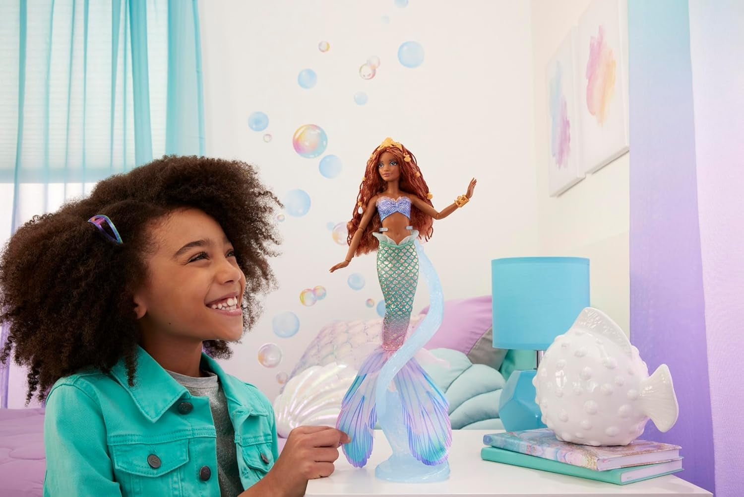 Mattel Disney Ariel Den Lille Havfrue - Deluxe havfruedukke med hårperler og dukkestativ til fantasifuld leg og visning, til børn fra 3 år og opefter, HNF42