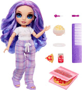 Rainbow High Junior High PJ Party Doll - Violet - 22 cm med blød jumpsuit, hjemmesko og legetilbehør - Børnelegetøj - Ideel til 4-12 år