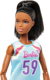 Barbie lavet til at flytte dukke og tilbehør, brunette basketballspiller med aftagelig sportskjole og bold, 22 led, HKT74