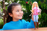 Barbie Malibu dukke og tilbehør fra Barbie Mysteries: The Secret Horse Adventure, inklusive modedukke, aftageligt ridetøj og hjelm, HXJ38