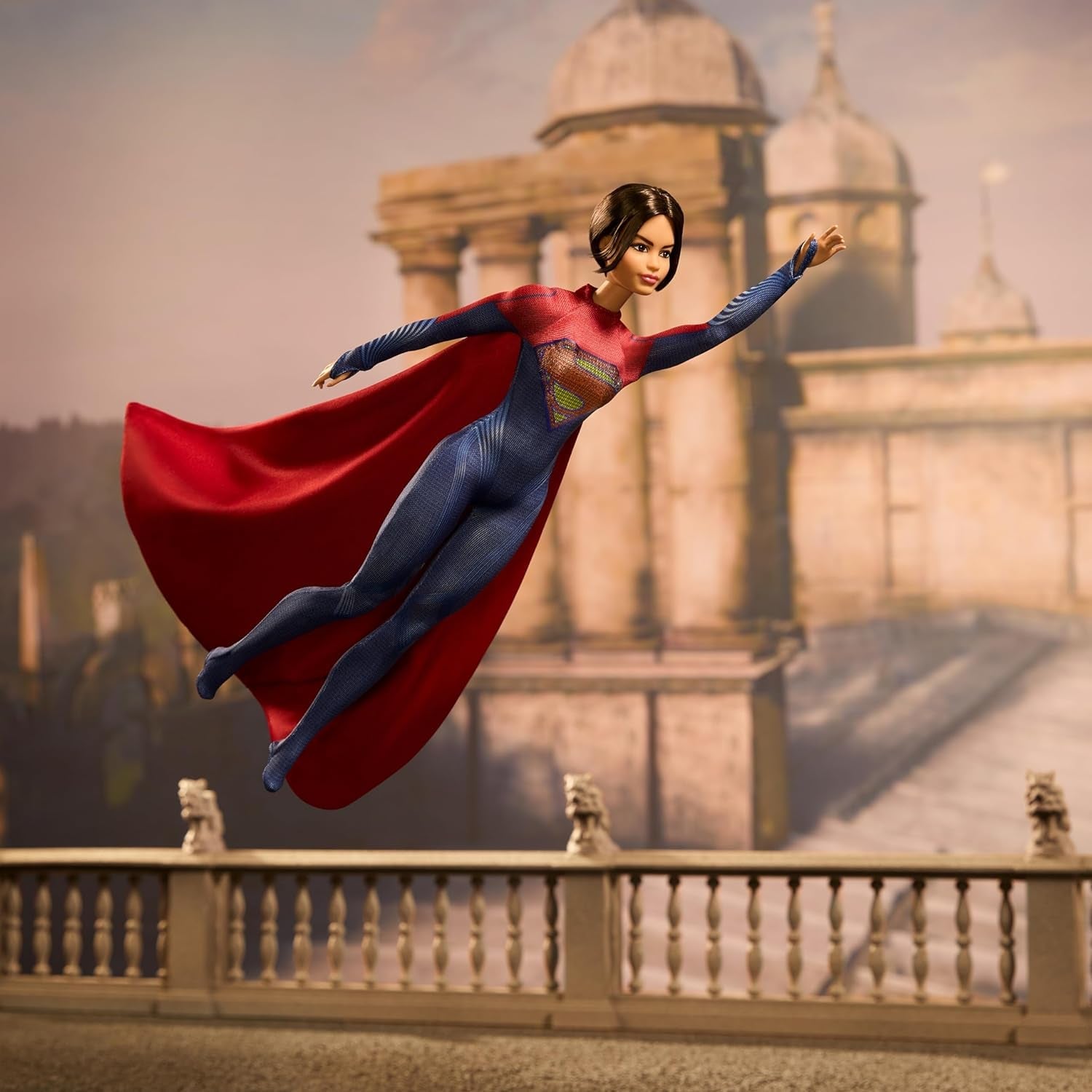 Barbie Supergirl Puppe, Sammlerpuppe fra dem Flash Movie Wearing Red and Blue Anzug mit Umhang, Puppenständer enthalten