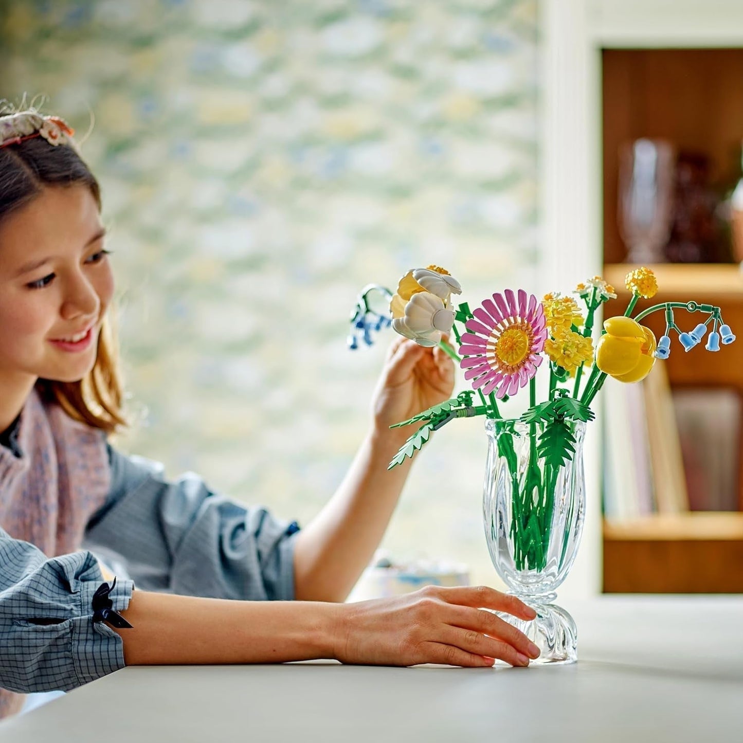 LEGO Botanicals Lille sommerbuket - Byggesæt med kunstige blomster - Inkl. blåklokker, ranunkler, tulipaner - Gaveidé til kvinder, mødre og mænd - 10347 Byggesæt Besuche den LEGO-Store