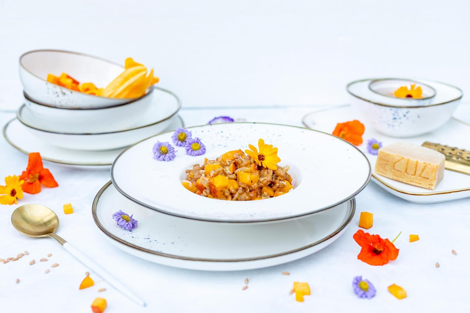 MÄSER Pintar Series Højkvalitets 4-personers porcelænssæt 16-delt åben glasur visuelle brune pletter og fine kanter håndlavet vintagelook porcelæn