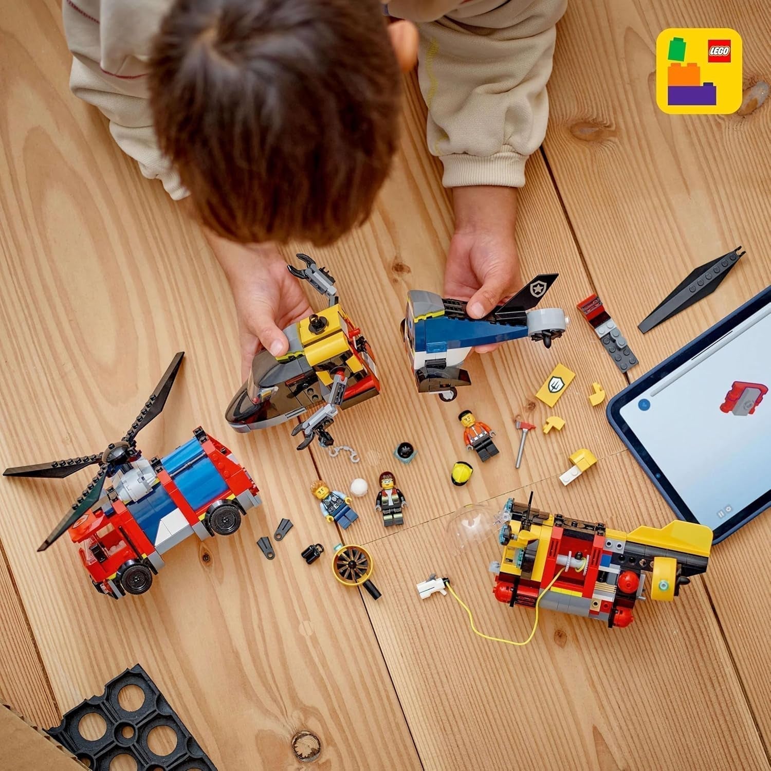 LEGO City kombisæt med helikopter, løvebil og ubåd og 3 minifigurer - Bygbare legetøjskøretøjer til drenge og piger fra 7 år - Fødselsdags- og feriegave 60462 Byggesæt Besuche den LEGO-Store