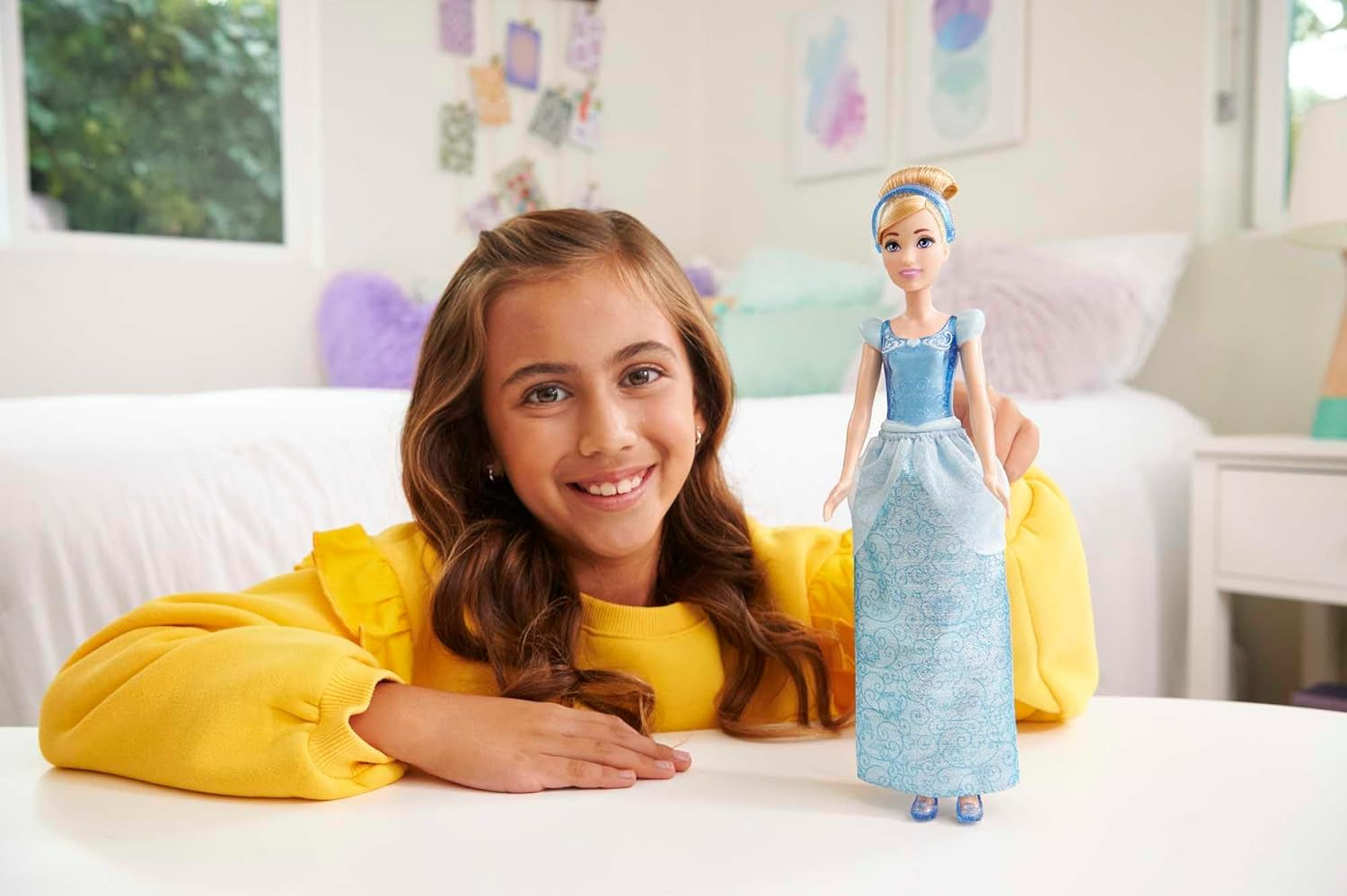 Mattel DISNEY Princess Askepot bevægelig dukke med glitrende kjole, aftagelige sko og tiara, kambart hår til frisørsjov, fra 3 år og opefter, HLW06 Naty Shop Dolls