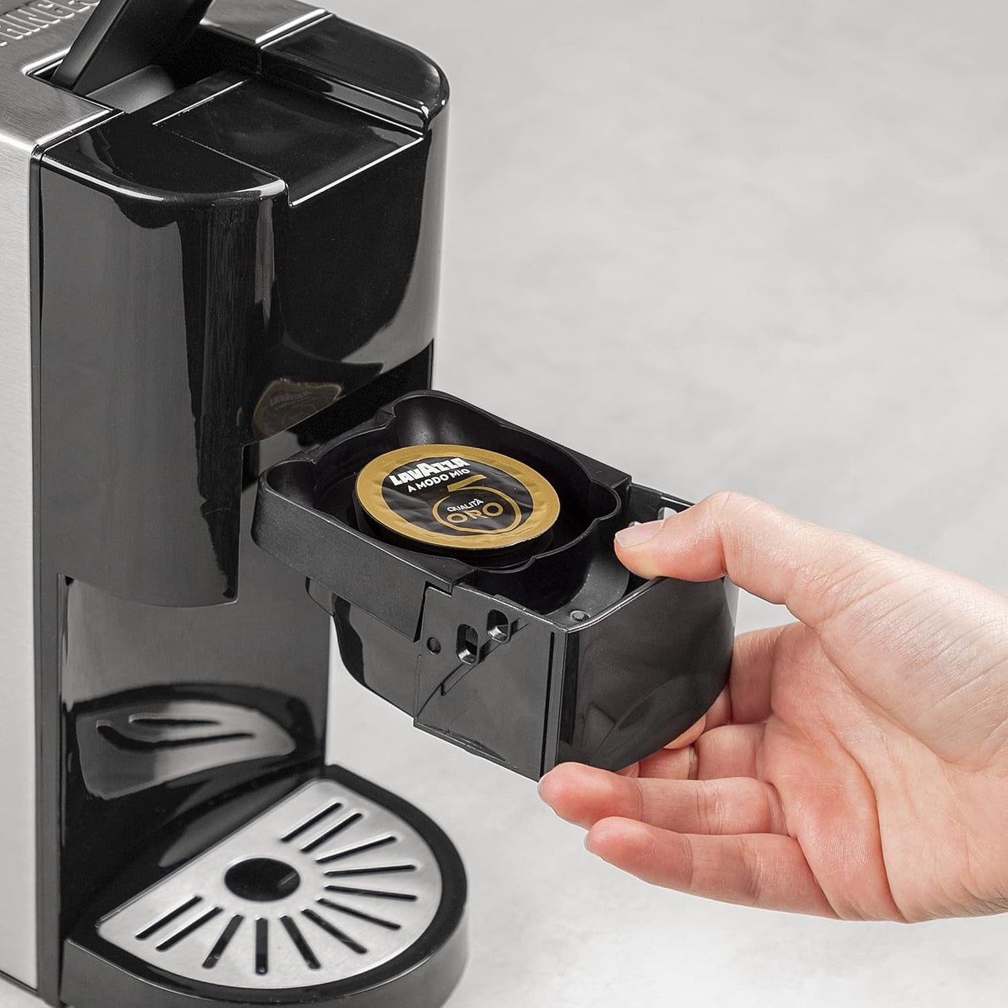 Princess 5 i 1 multikapsel espressomaskine - kompatibel med Nespresso, Dolce Gusto, Lavazza a Modo Mio og ESE puder, 0,8L kapacitet, 1450W, sølv, sort
