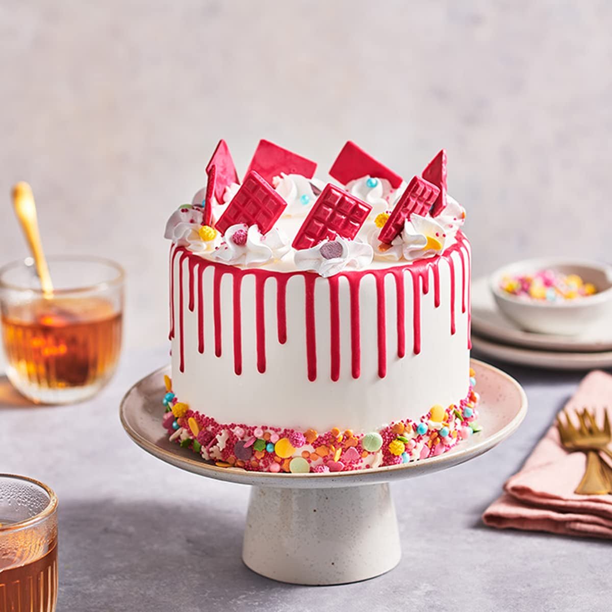 FunCakes Choco Drip Hot Pink (Dark Pink): Lækker smag, Nem at bruge, Perfekt til drypkager, Chokoladedryp smag. Genlukkelig pakke 180 g. Naty Shop sukkerpasta