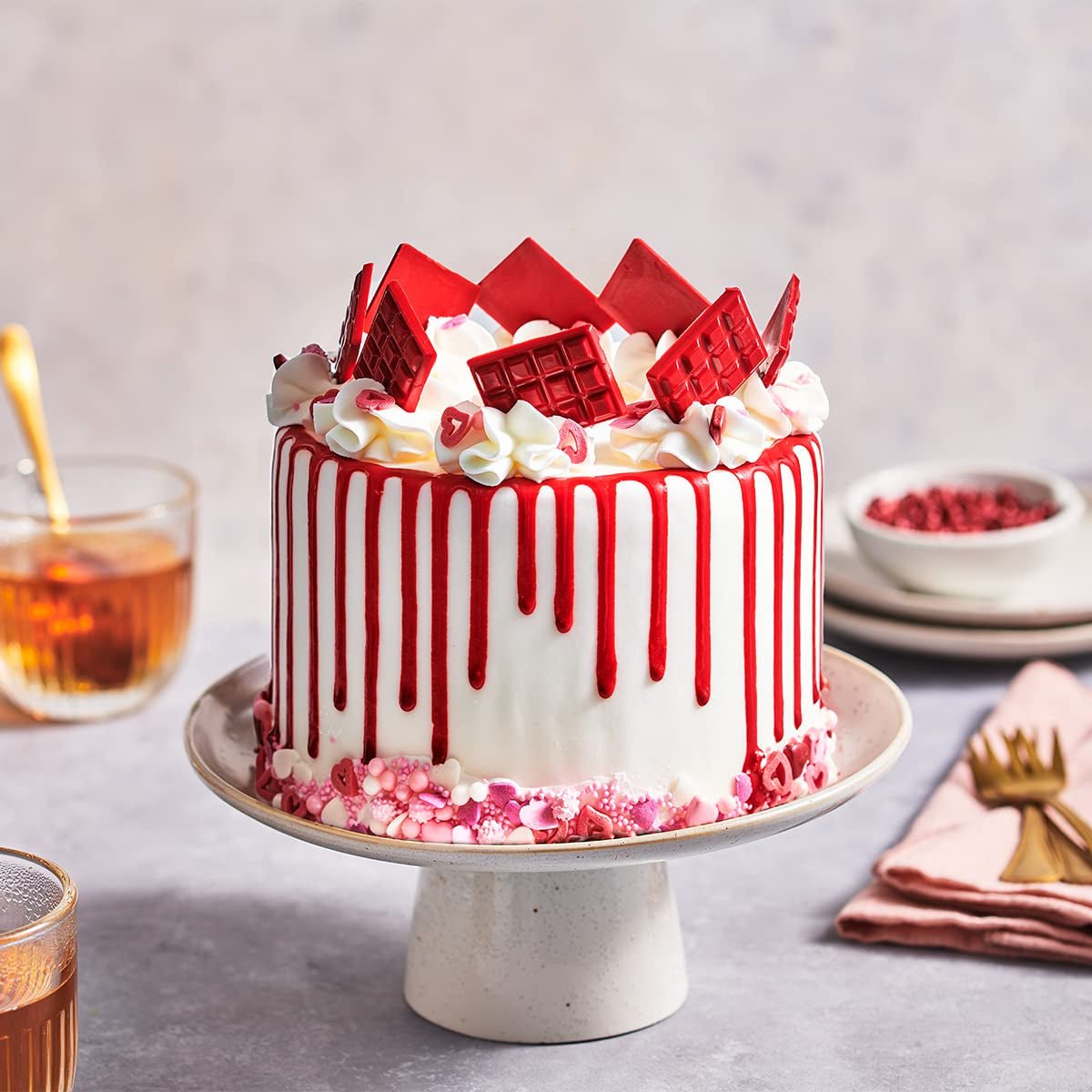 FunCakes Choco Drip Red: Lækker smag, Nem at bruge, Perfekt til drypkager, Chokoladedryp smag. Genlukkelig pakke 180 g. Naty Shop sukkerpasta