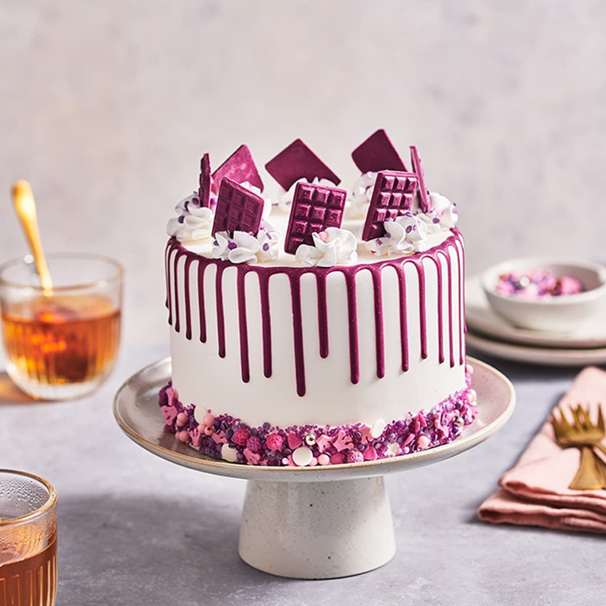 FunCakes Choco Drip Royal Purple: Lækker smag, Nem at bruge, Perfekt til drypkager, Chokoladedryp smag. Genlukkelig pakke 180 g. Naty Shop sukkerpasta