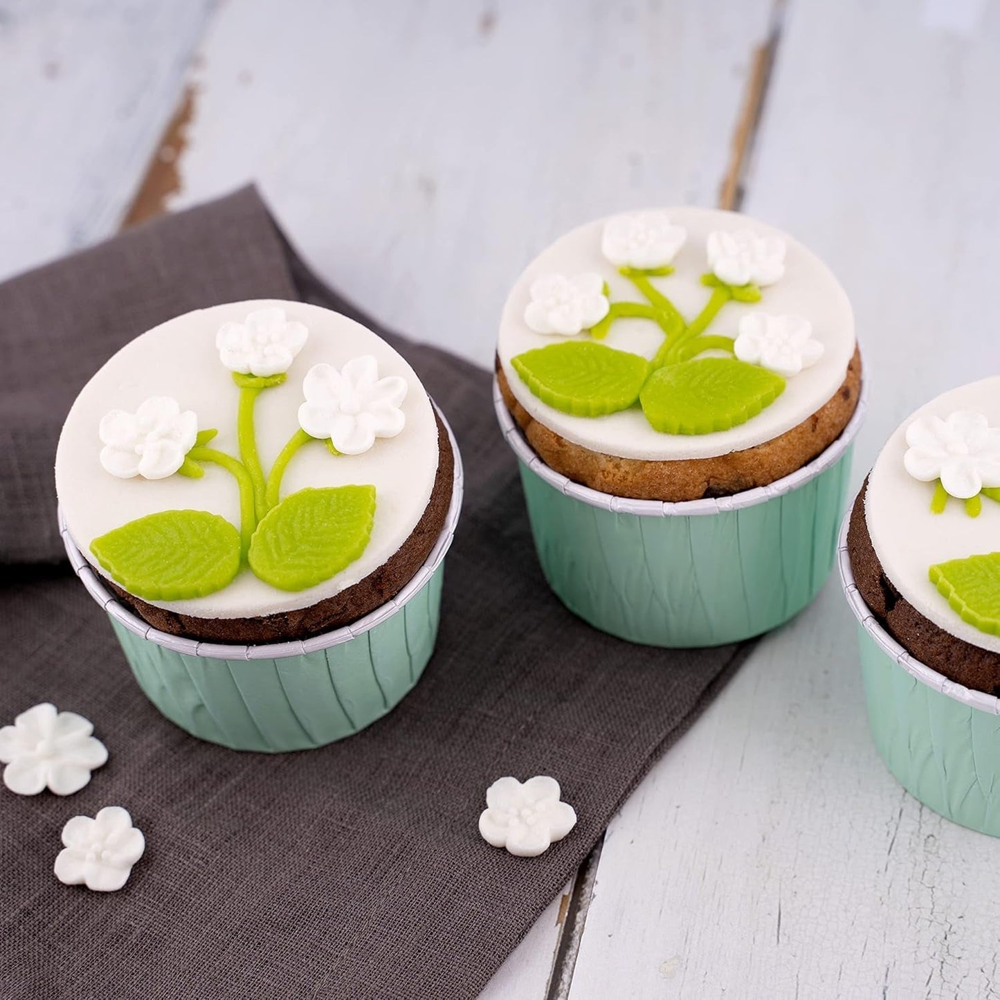 Günthart BackDecor 250 fondant grøn, 100% vegansk, palmeoliefri, rivefast til at dække kager og bagværk, velegnet til modellering, 1 pakke (1 x 250 g) Naty Shop Sukkerpasta