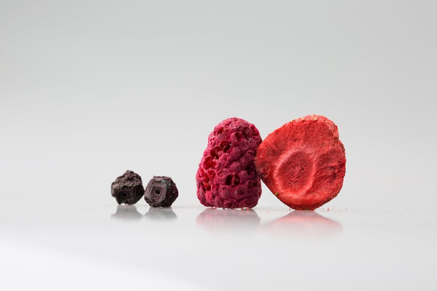 Mynatura Farverig blanding af frysetørrede bær I Frugtblanding I Hindbær I Solbær I Jordbær I Frugtsnacks I Vegansk I 350g Dehydrerede produkter Naty Shop
