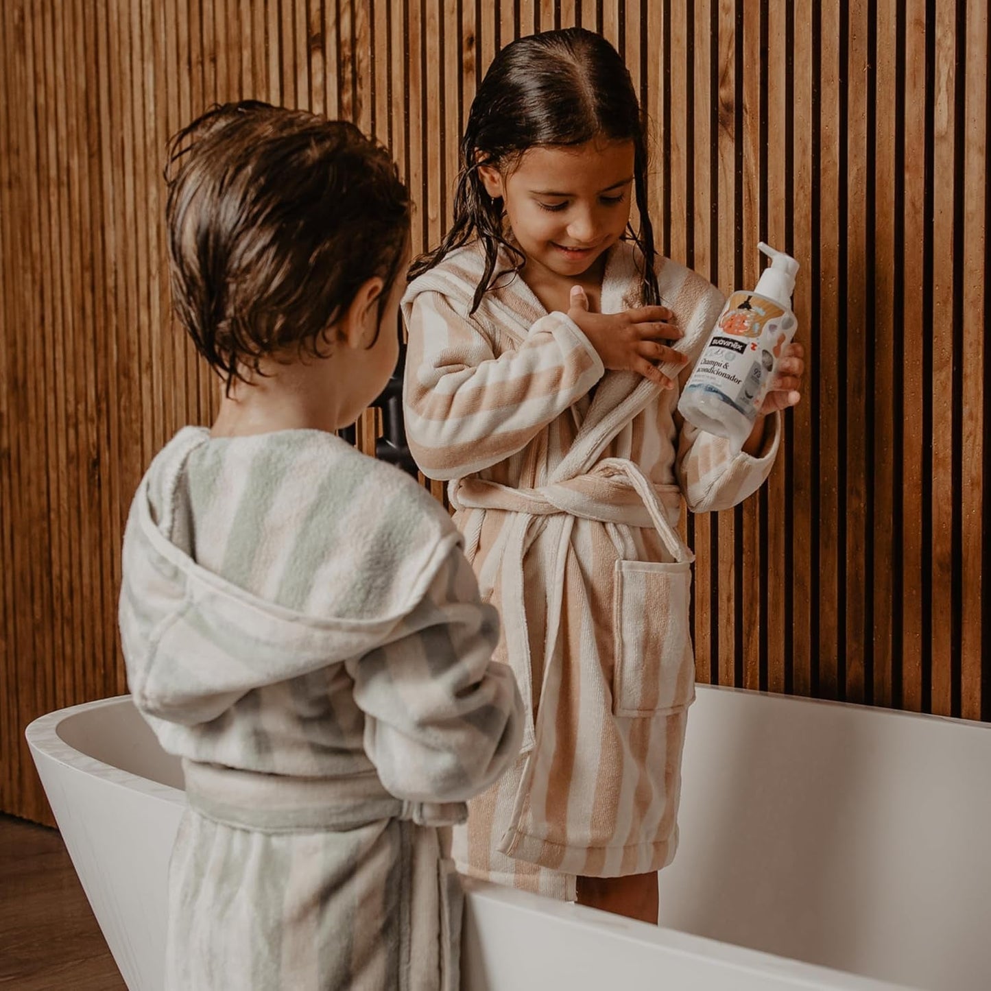 Suavinex, plejeshampoo til børn fra 3 til 10 år, allergenfri, parabenefri, silikonefri, velegnet til følsom hud, ingen tårer eller træk, 95% ingredienser af naturlig oprindelse, Børn - Bad og hudpleje Naty Shop