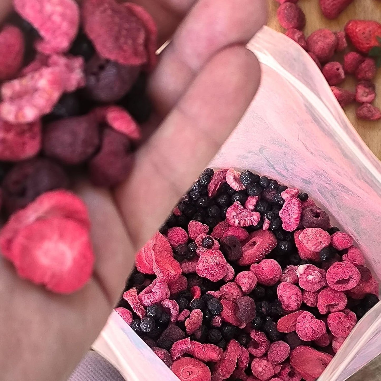 Superbær frysetørret frugtblanding | XL 300g Tørret frugt uden sukker | Tørrede frugter | Tørrede frugter Frysetørrede Jordbær Hindbær Blåbær Frysetørrede ZingyZoo Dehydrerede produkter Naty Shop